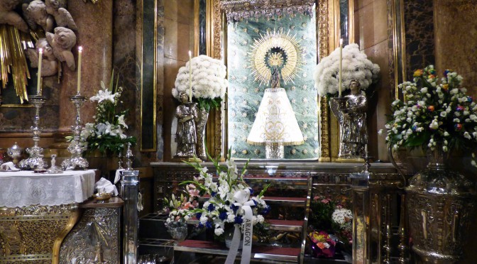 El @BalonmanoAragon realiza la ofrenda a la Virgen del Pilar