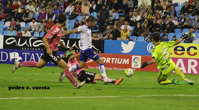 El Real Zaragoza se lleva los tres puntos sin convencer ante el Tenerife (2-0)