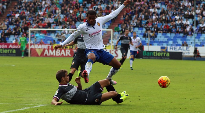 El Real Zaragoza se relanza en la clasificación a base de mantener su puerta a cero ante el Elche CF (2-0)